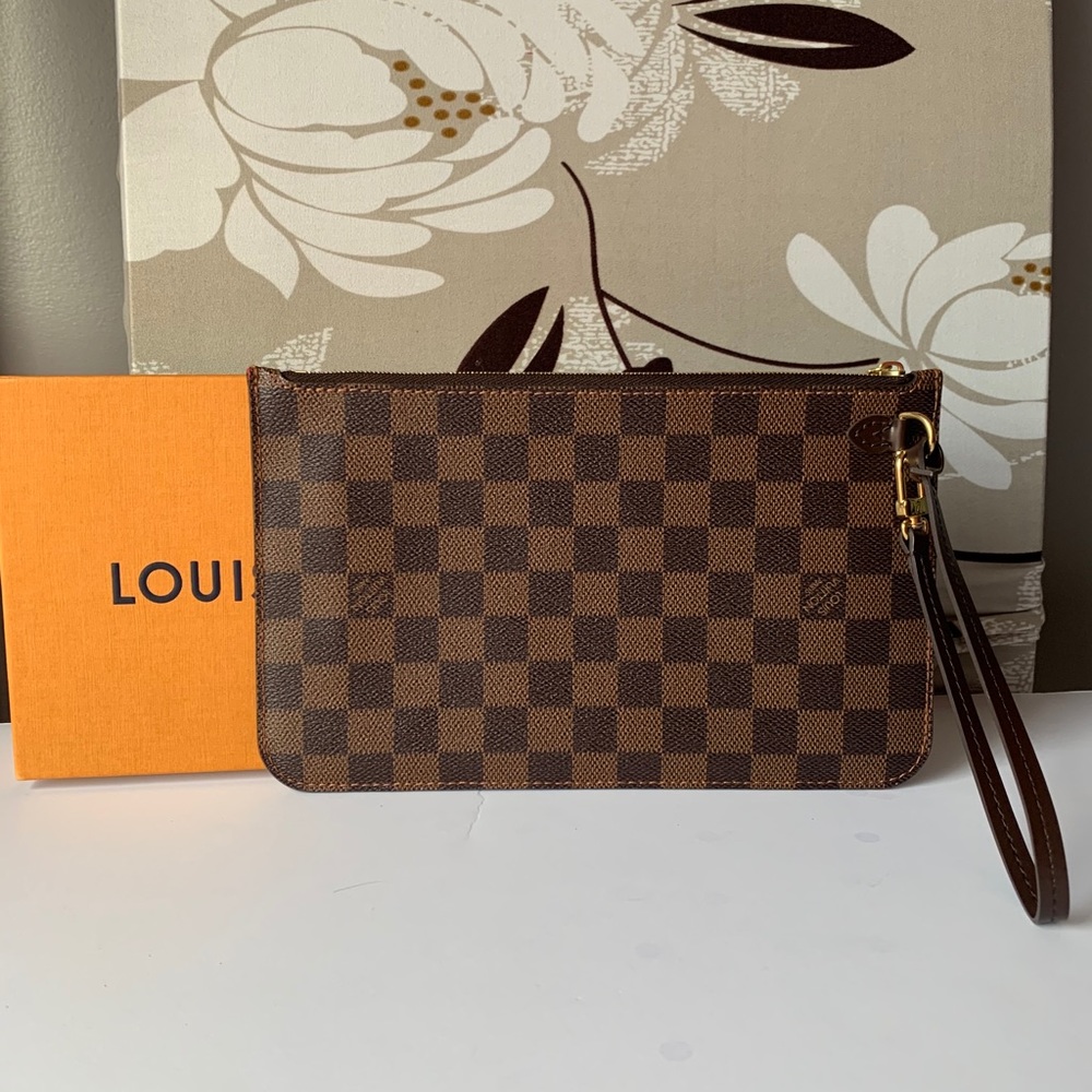 💯Authentic Louis Vuitton Damier Wristlet